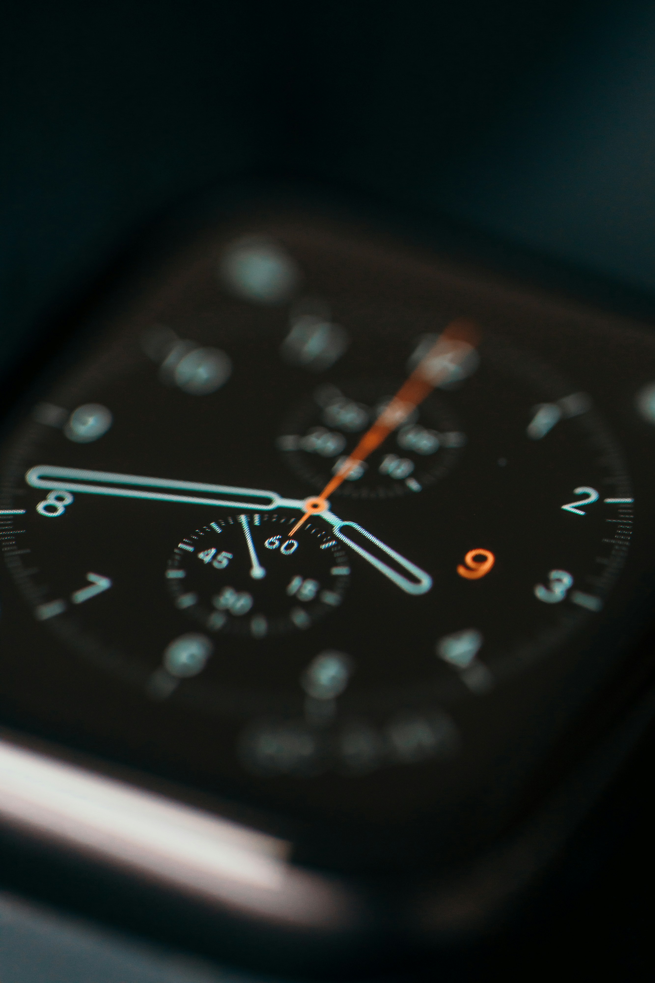 Montre analogique noir et blanc