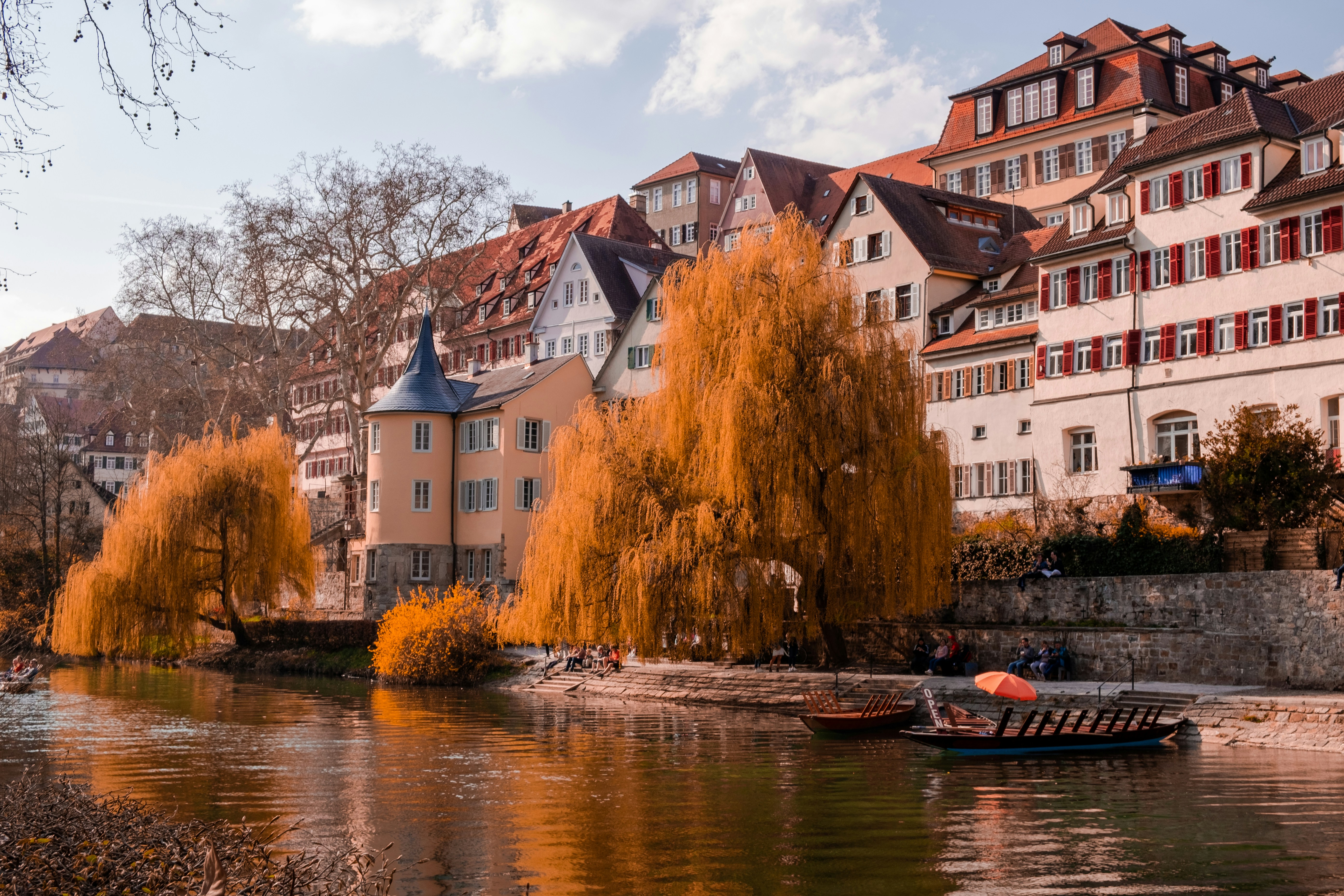 edifício de concreto branco e marrom ao lado do rio durante o dia