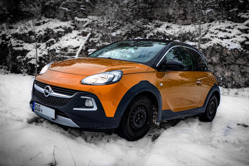 Ford Mustang gialla e nera su terreno innevato