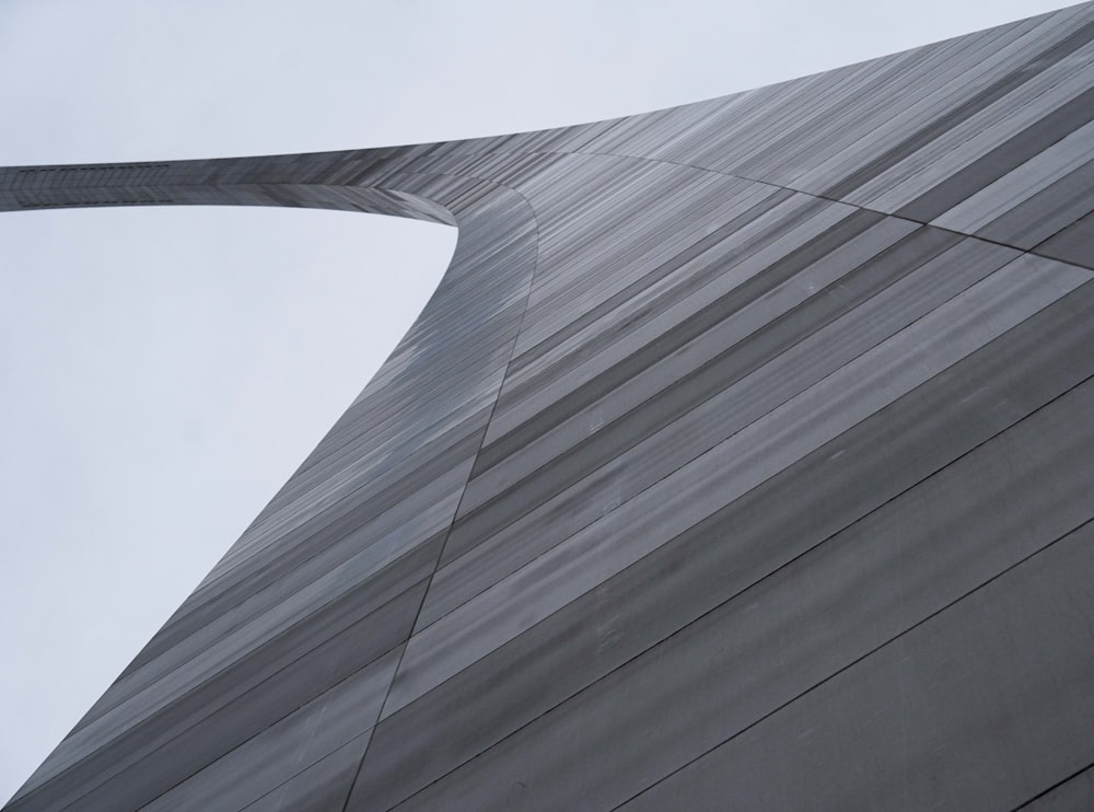 Edificio de hormigón gris durante el día