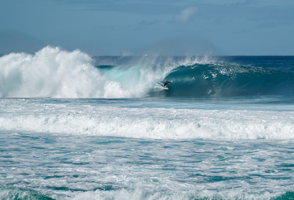 ocean waves crashing on shore during daytime