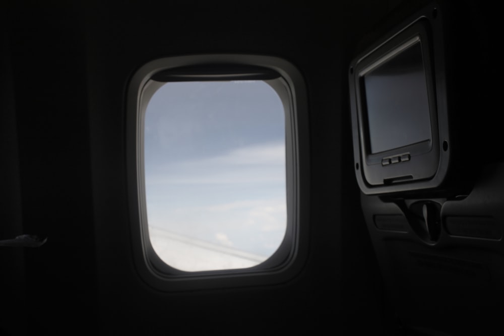 nubes blancas sobre el cielo azul