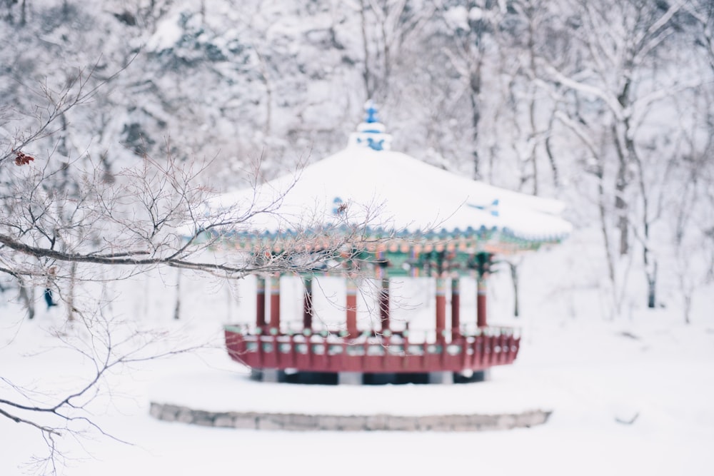 gazebo in legno bianco e rosso