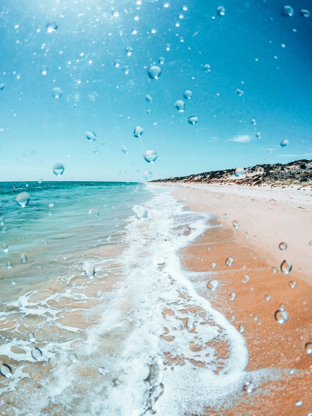 Onde del mare che si infrangono sulla riva durante il giorno