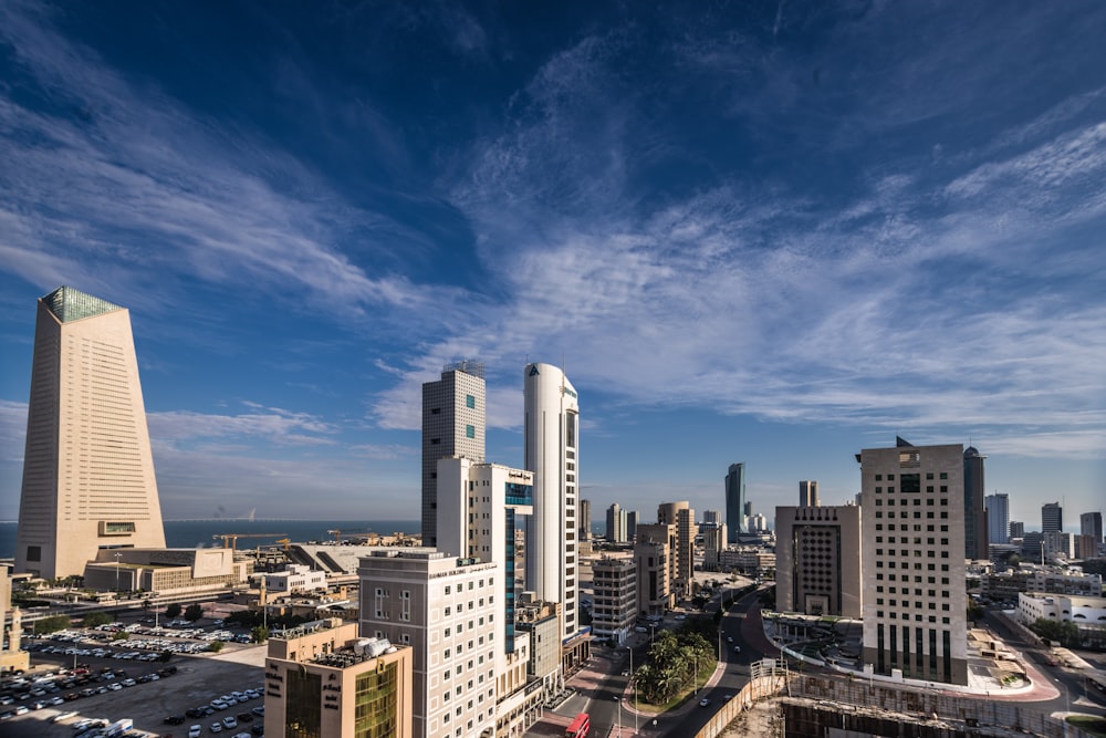 edifícios da cidade sob o céu azul durante o dia