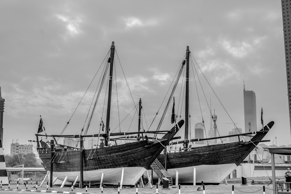 Foto in scala di grigi della barca sul molo