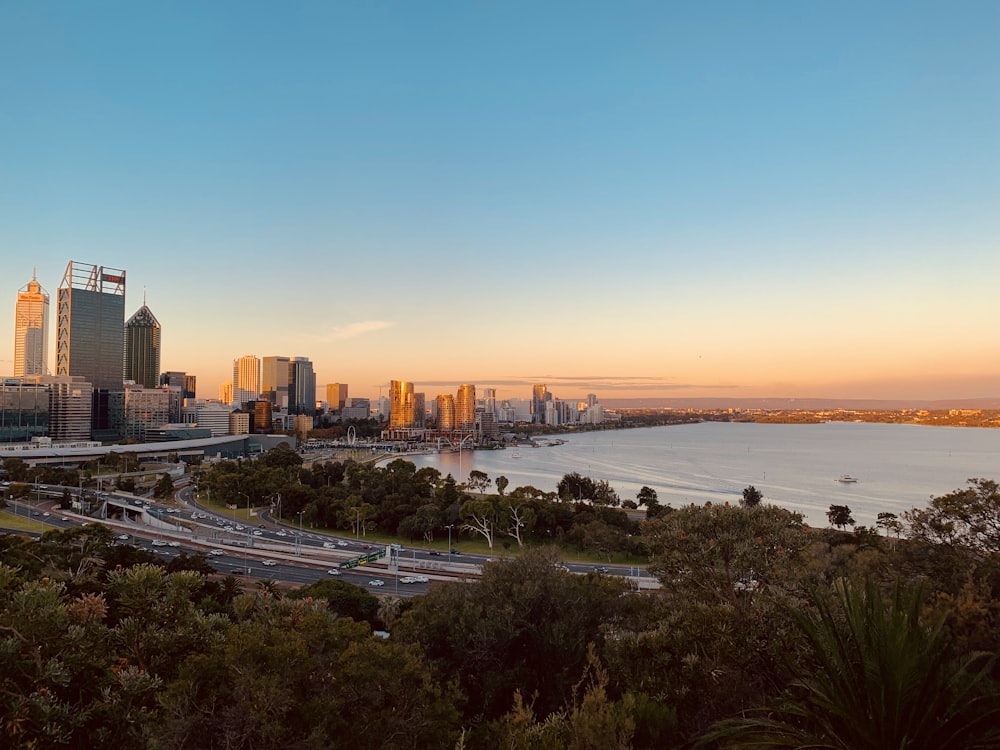 Skyline der Stadt in der Nähe des Meeres während des Sonnenuntergangs