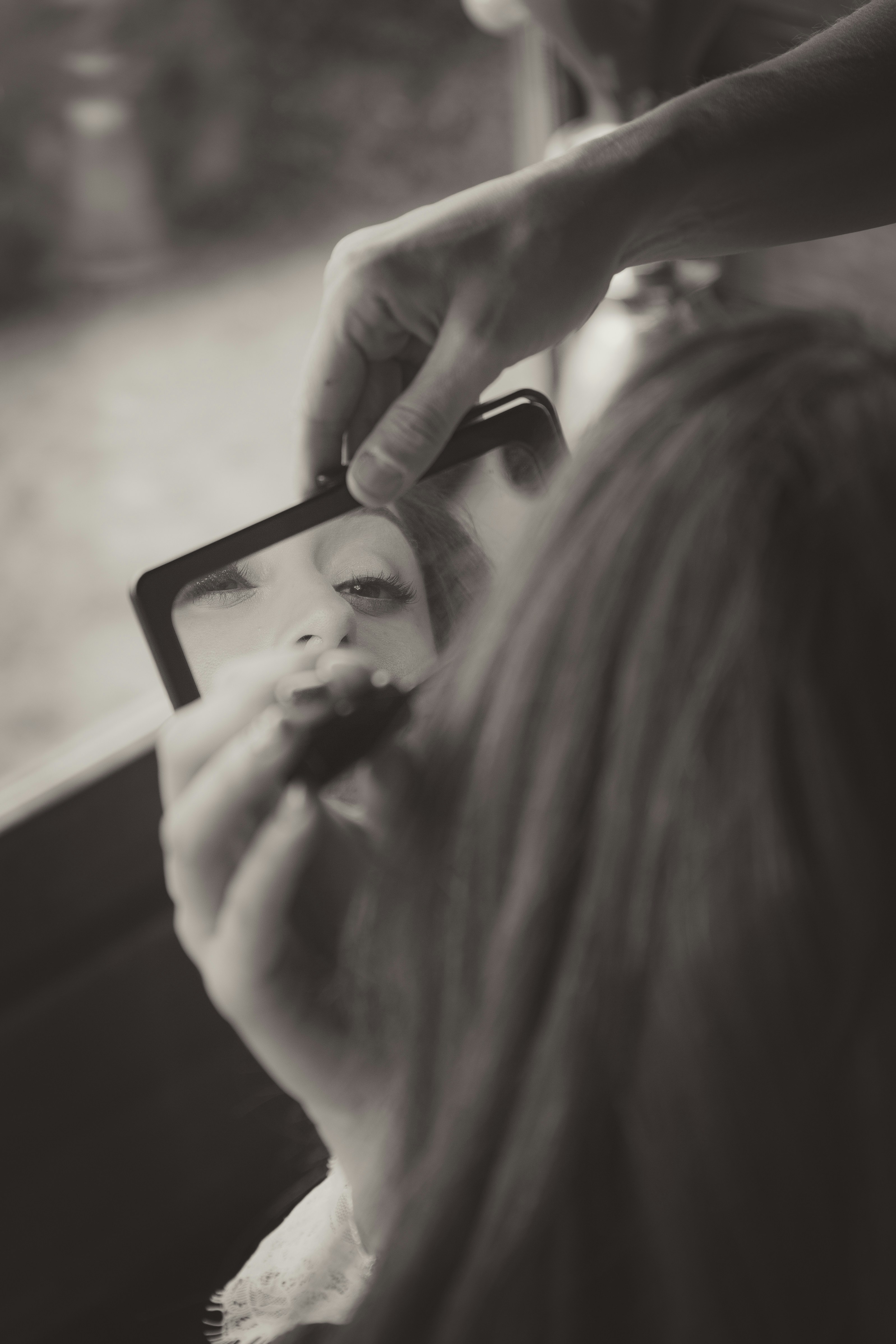 黒いタブレット コンピューターを保持している女性の写真 Unsplashで見つけるグレーの無料写真