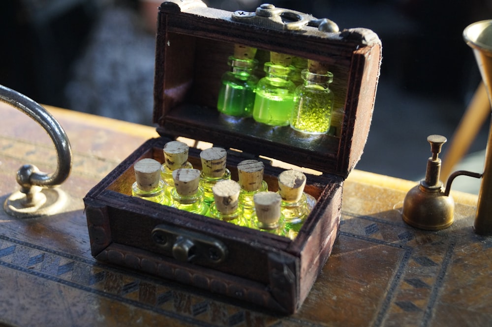 Bouteilles en verre transparent dans une boîte en bois marron