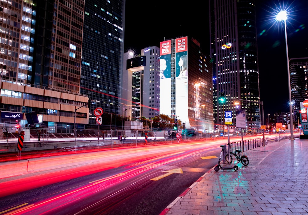Fotografía de lapso de tiempo de la calle de la ciudad durante la noche