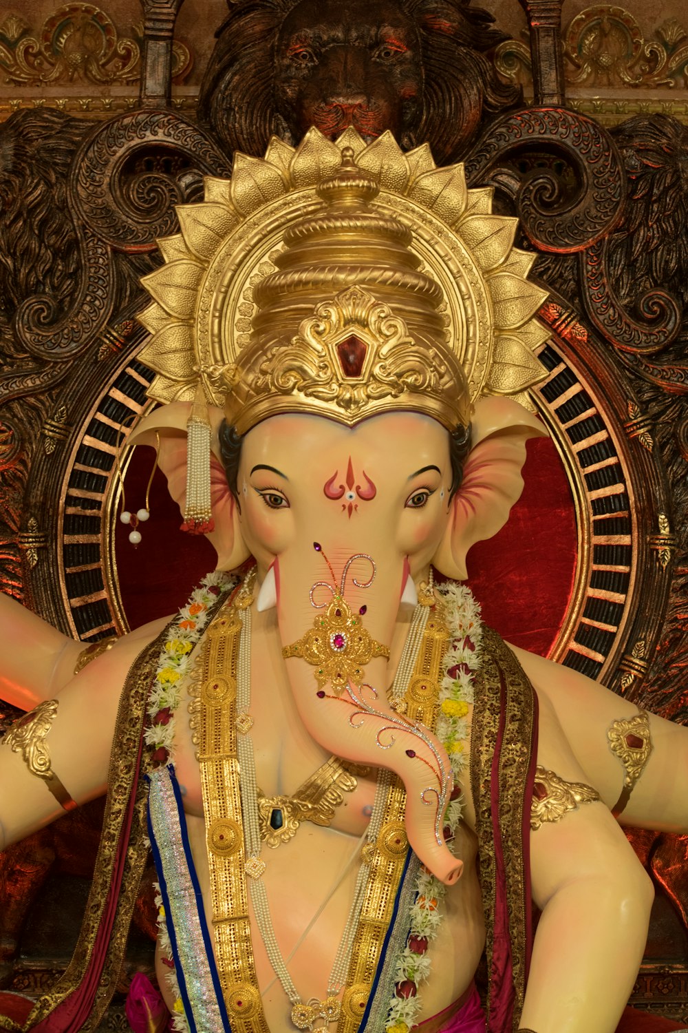 estatueta da divindade hindu dourada e vermelha