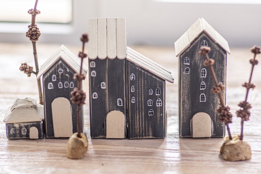 Miniature de maison en bois noir et blanc
