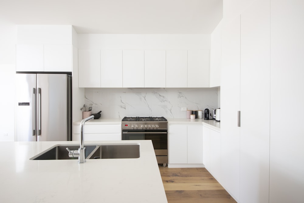 armário de cozinha de madeira branca sobre o balcão branco da cozinha