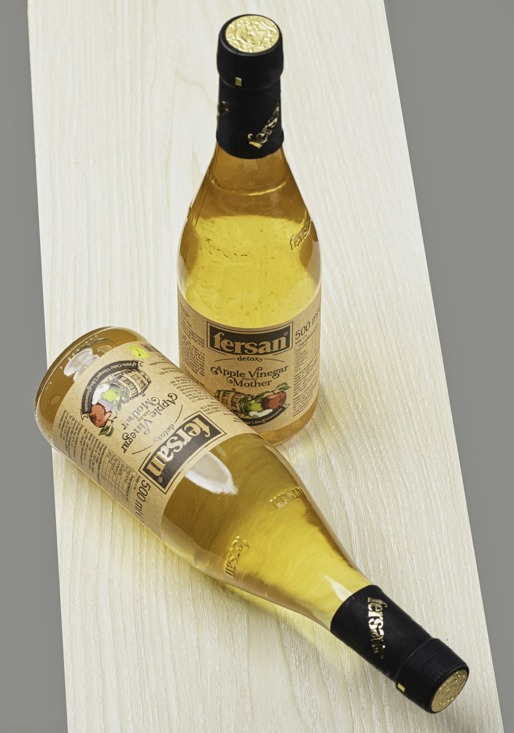 garrafa de rótulo amarelo e branco