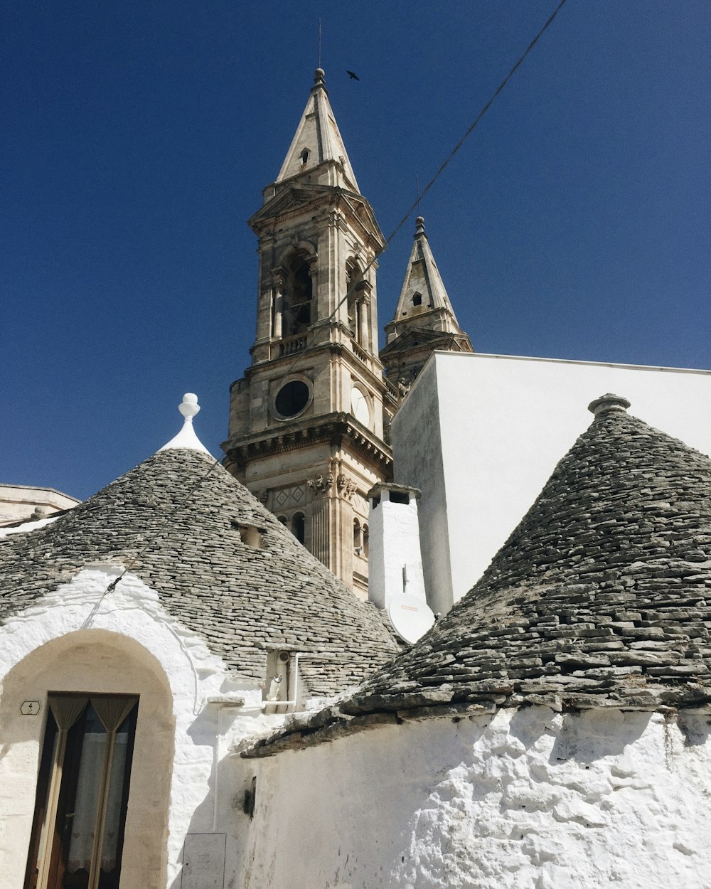 weiße und braune Betonkirche tagsüber unter blauem Himmel