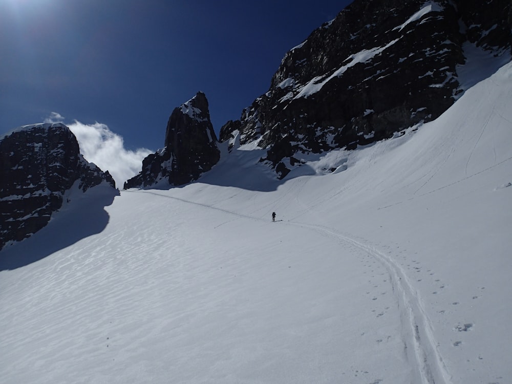 montanha coberta de neve sob o céu azul durante o dia