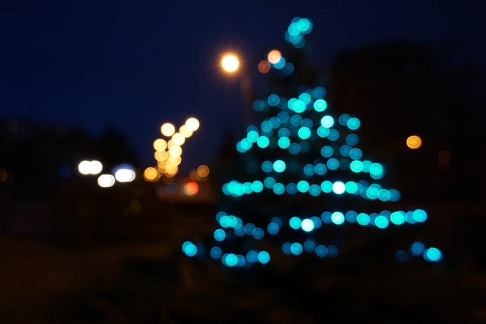 Bokeh leuchtet nachts auf der Straße