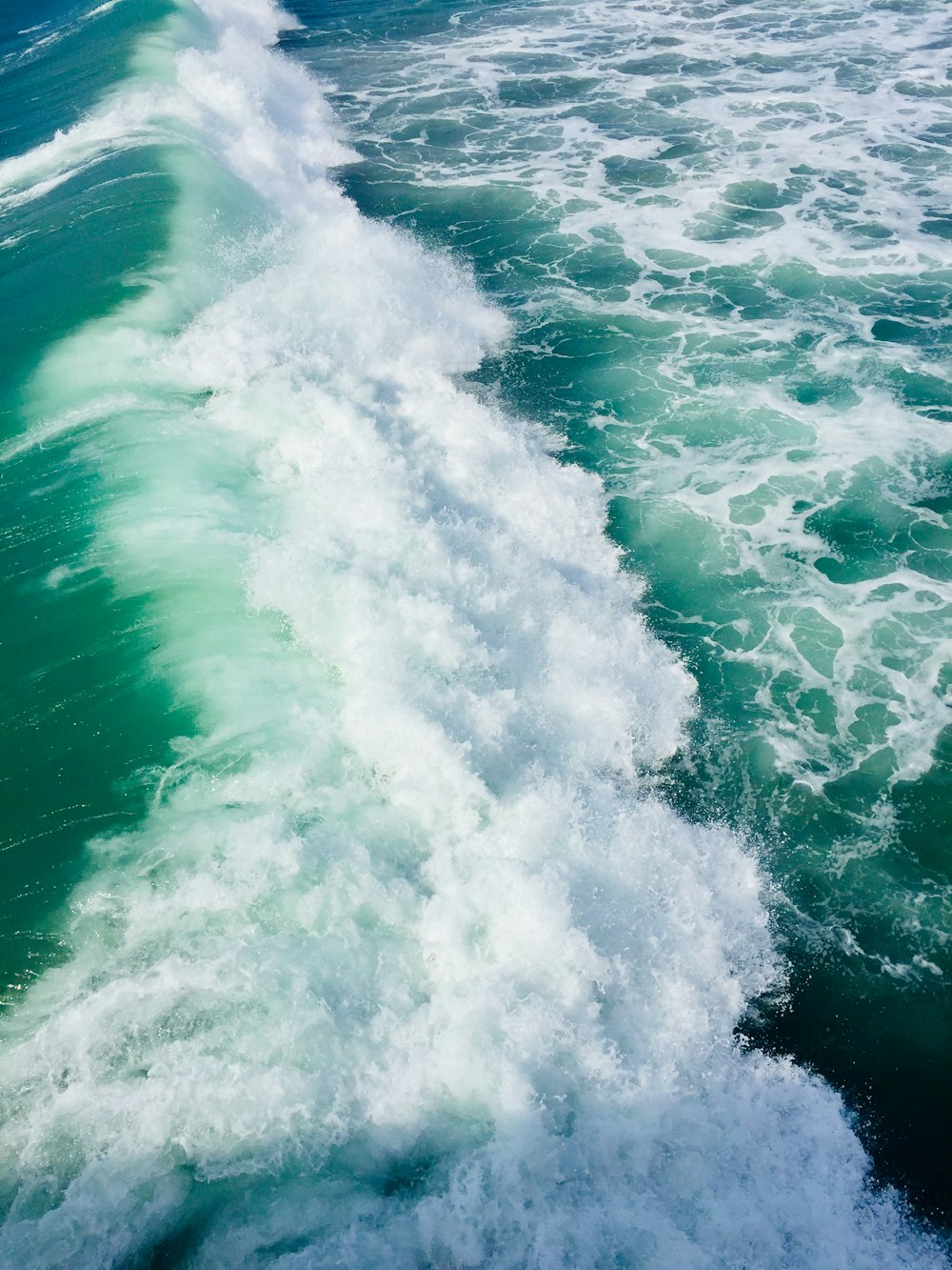 ocean waves crashing on shore during daytime