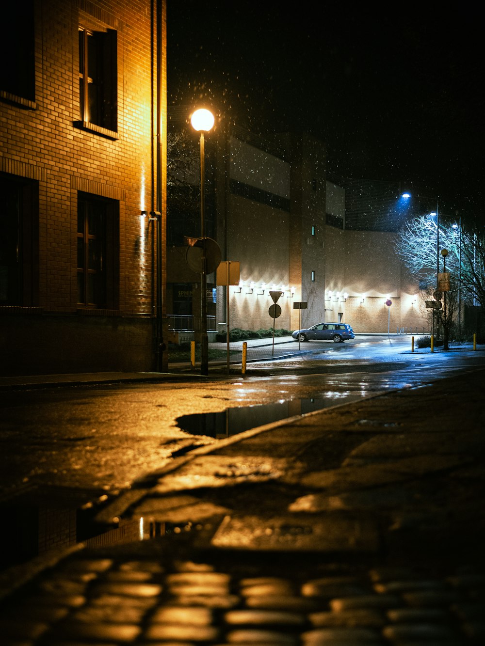 luzes de rua acesas durante a noite