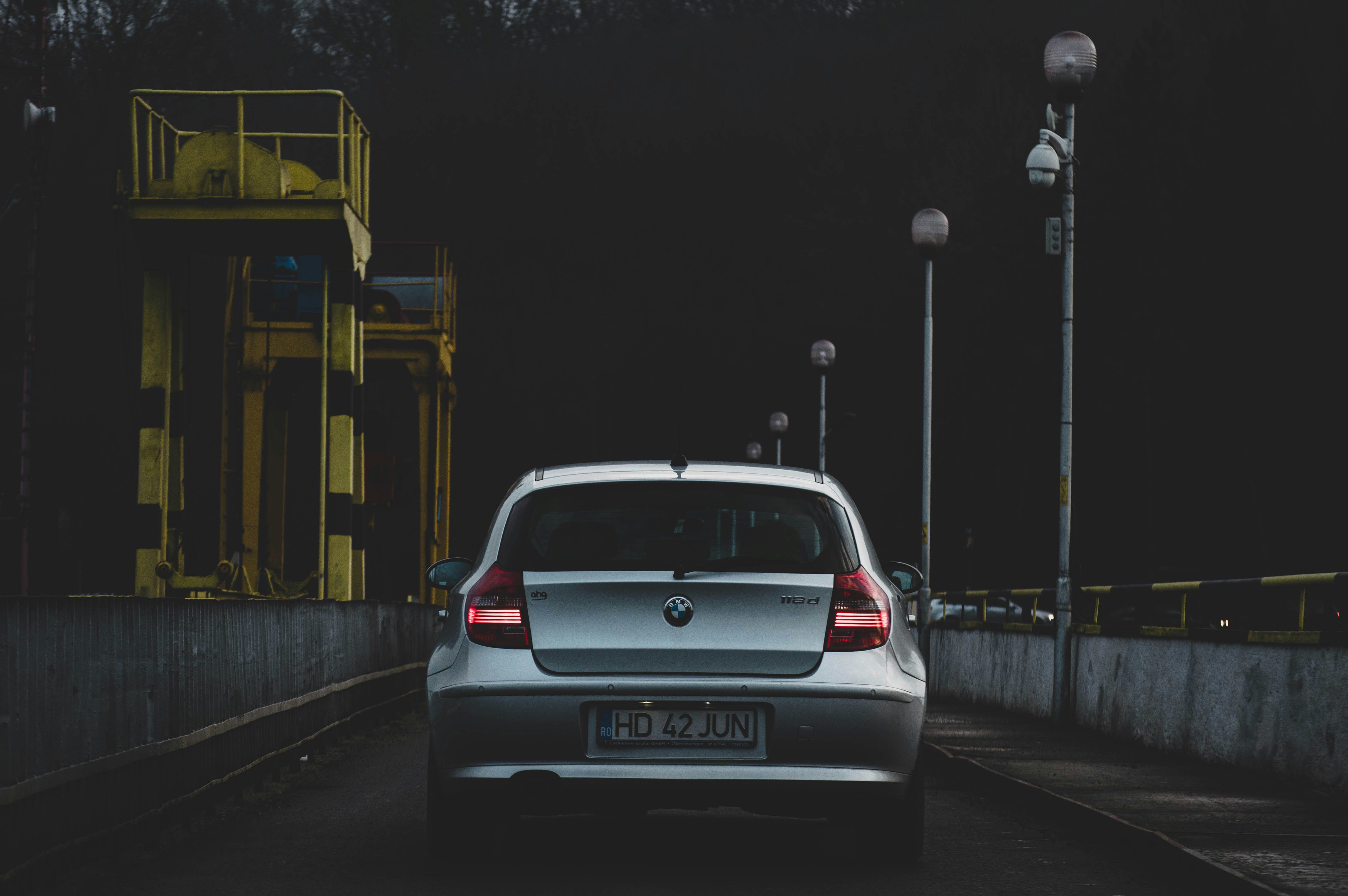 voiture argentée sur la route pendant la nuit