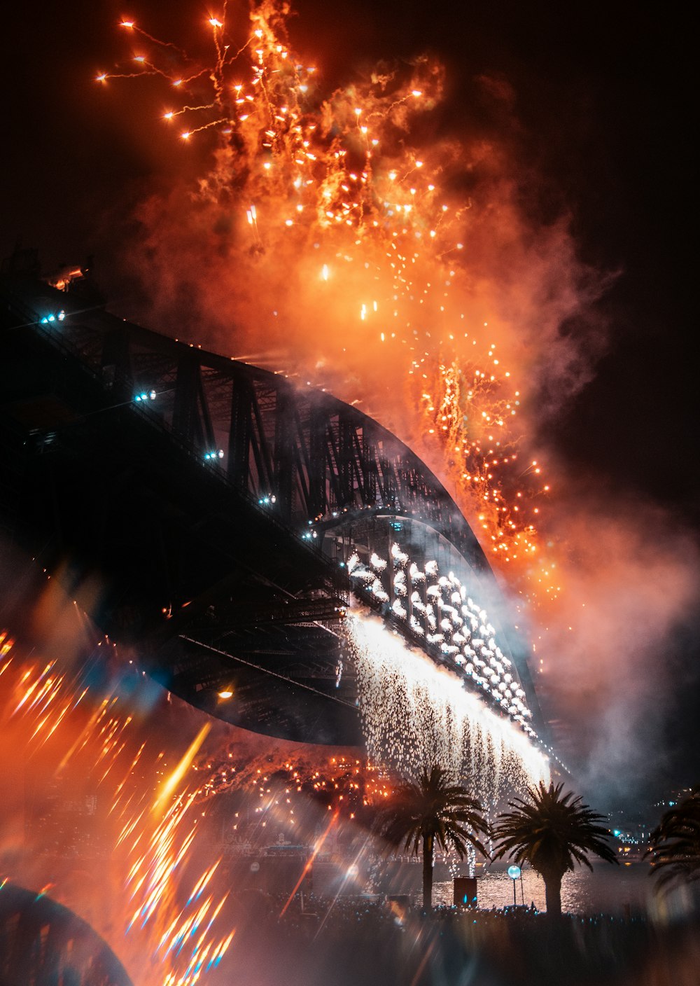 Espectáculo de fuegos artificiales sobre el puente durante la noche