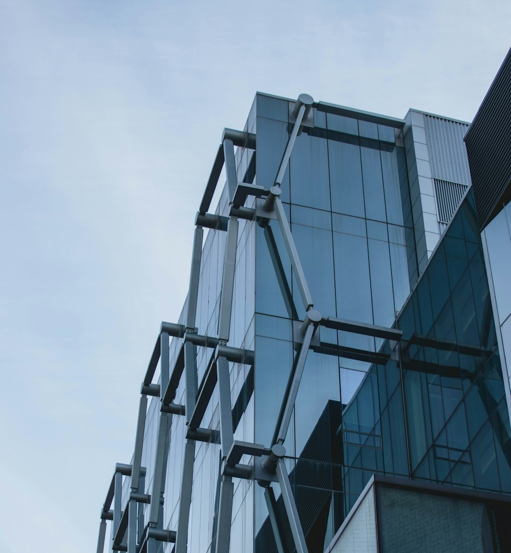 edificio in calcestruzzo bianco e nero