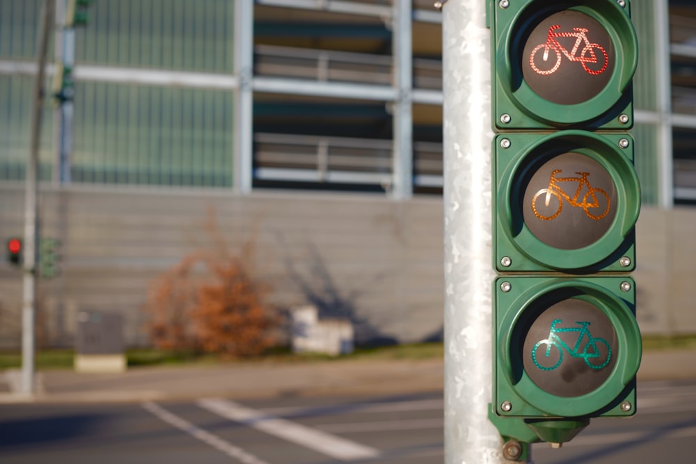 green and black traffic light