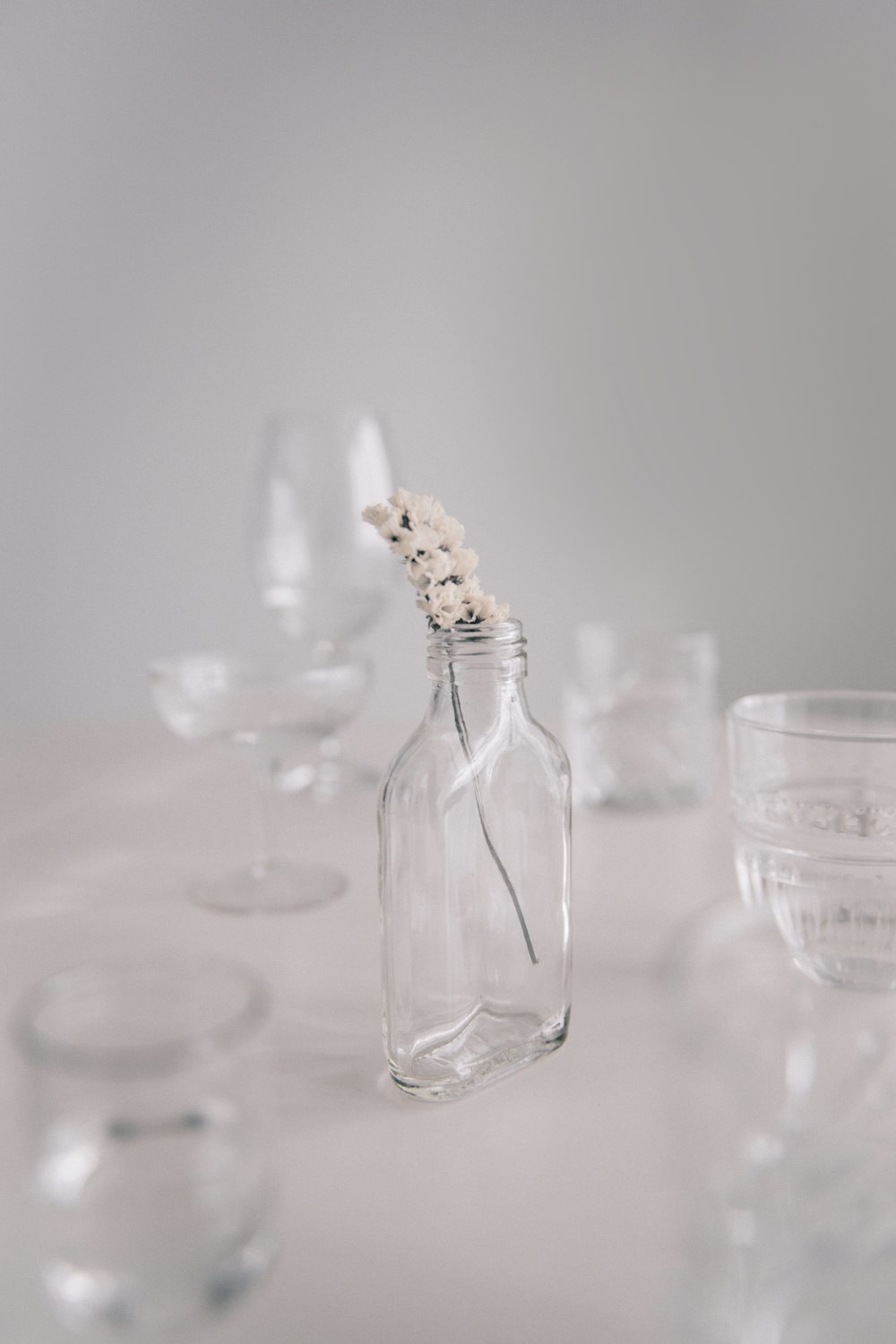 Botella de vidrio transparente con hielo
