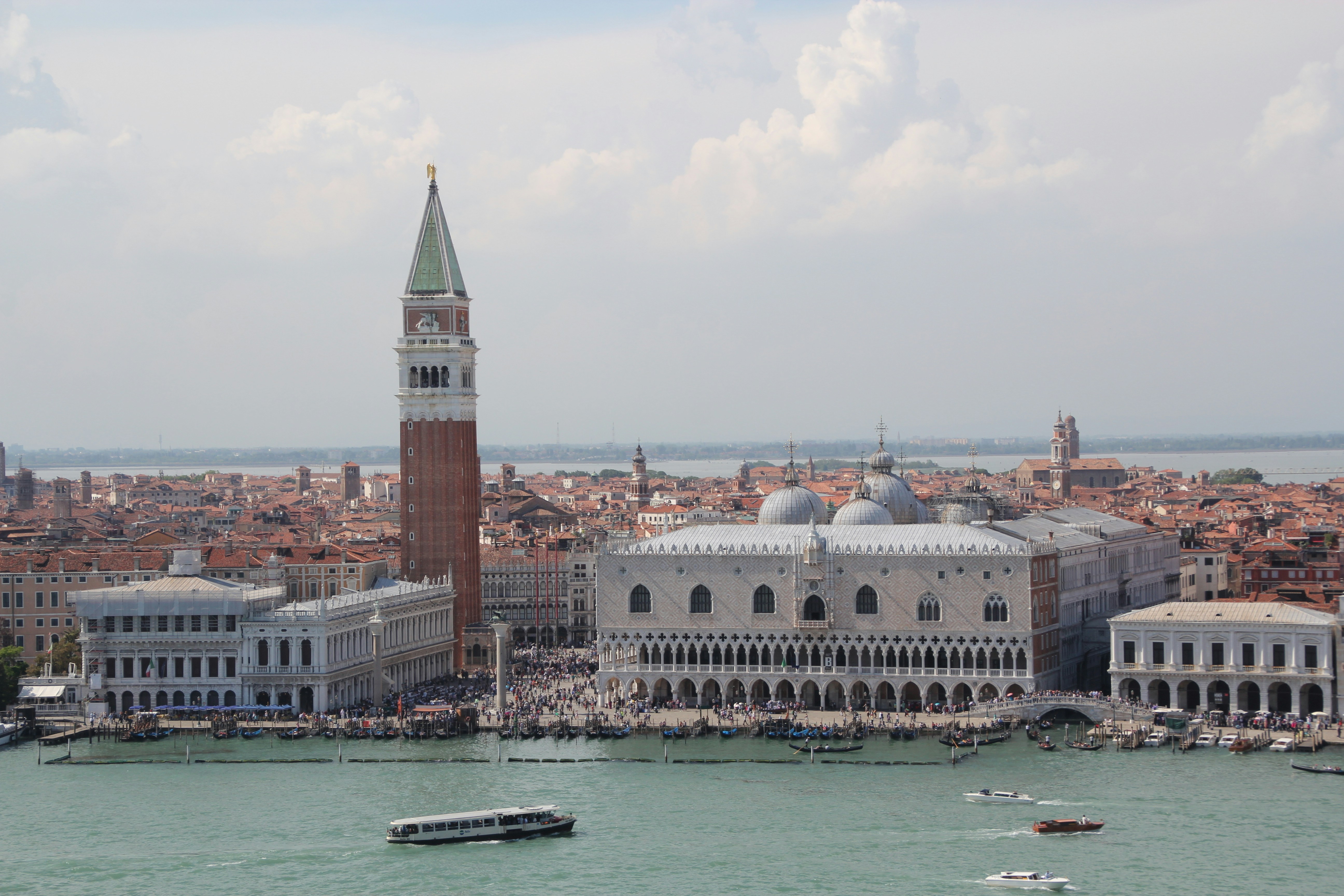 Panoramica con massa di turisti a Venezia.