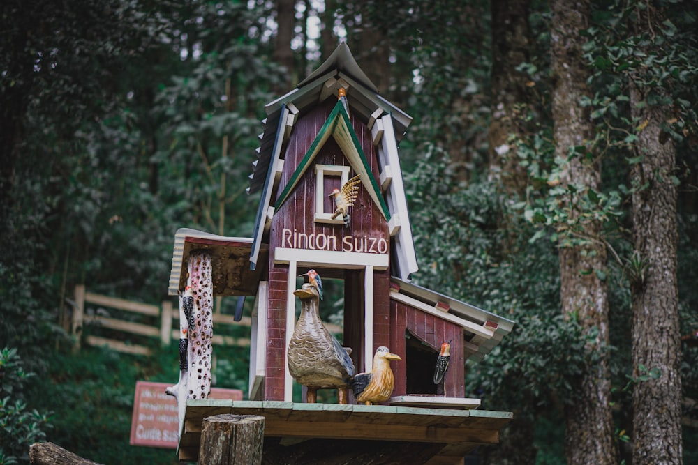 casa de madeira marrom com estatueta de urso marrom