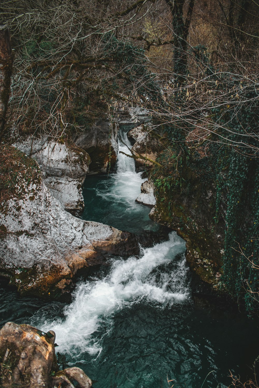 Fluss zwischen braunen Felsen