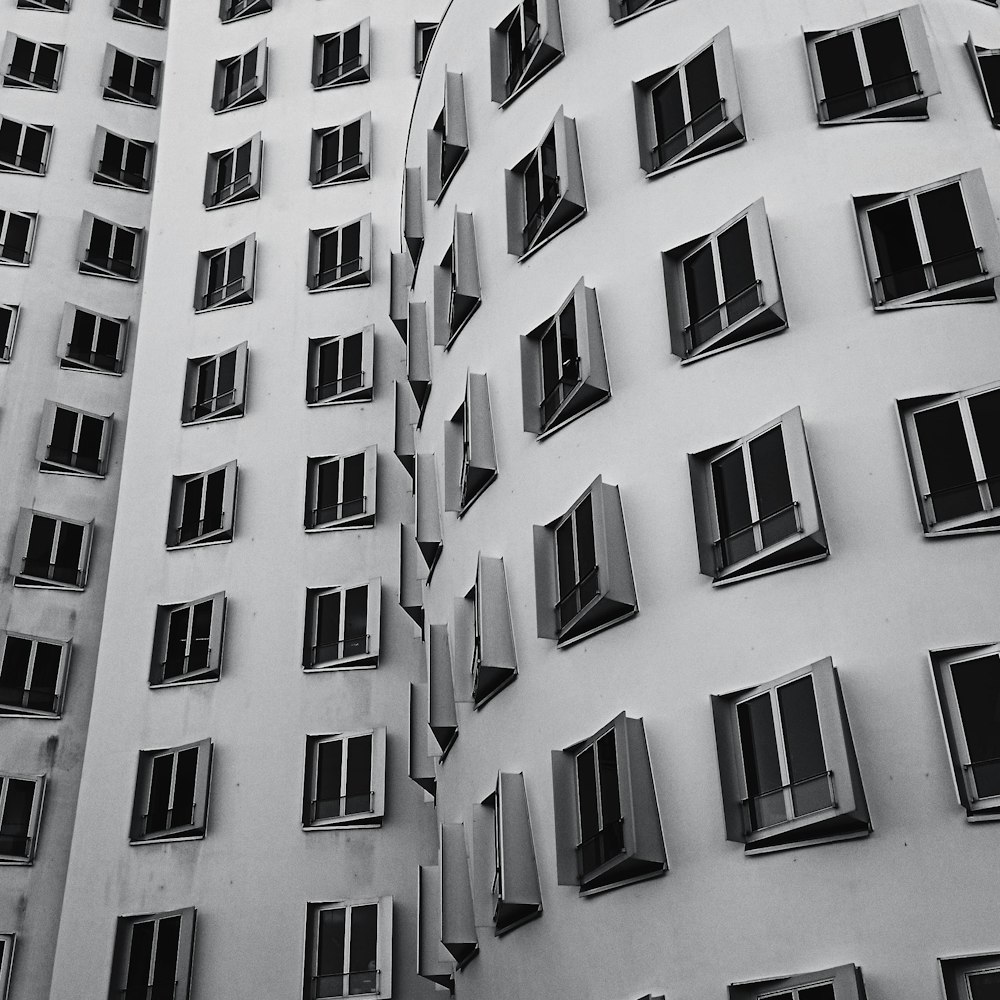 Bâtiment en béton blanc et noir