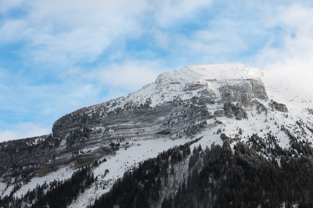 montagna coperta di neve sotto il cielo blu durante il giorno