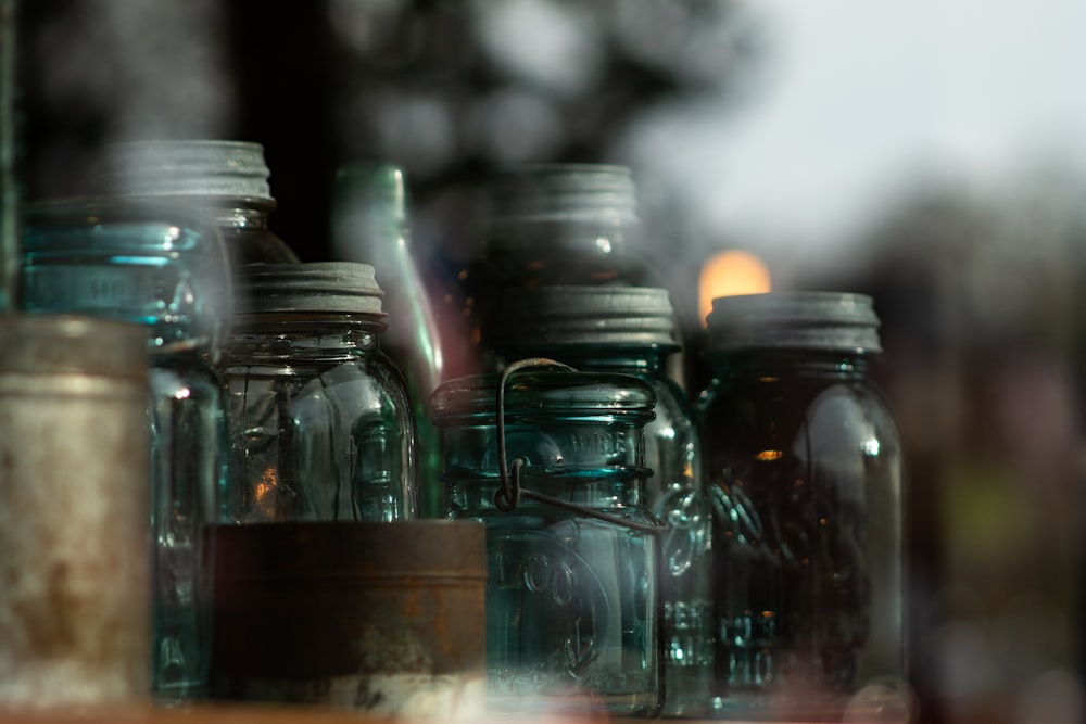 frascos de vidro claro na mesa de madeira marrom