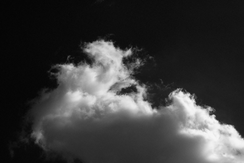 Foto en escala de grises de nubes en el cielo