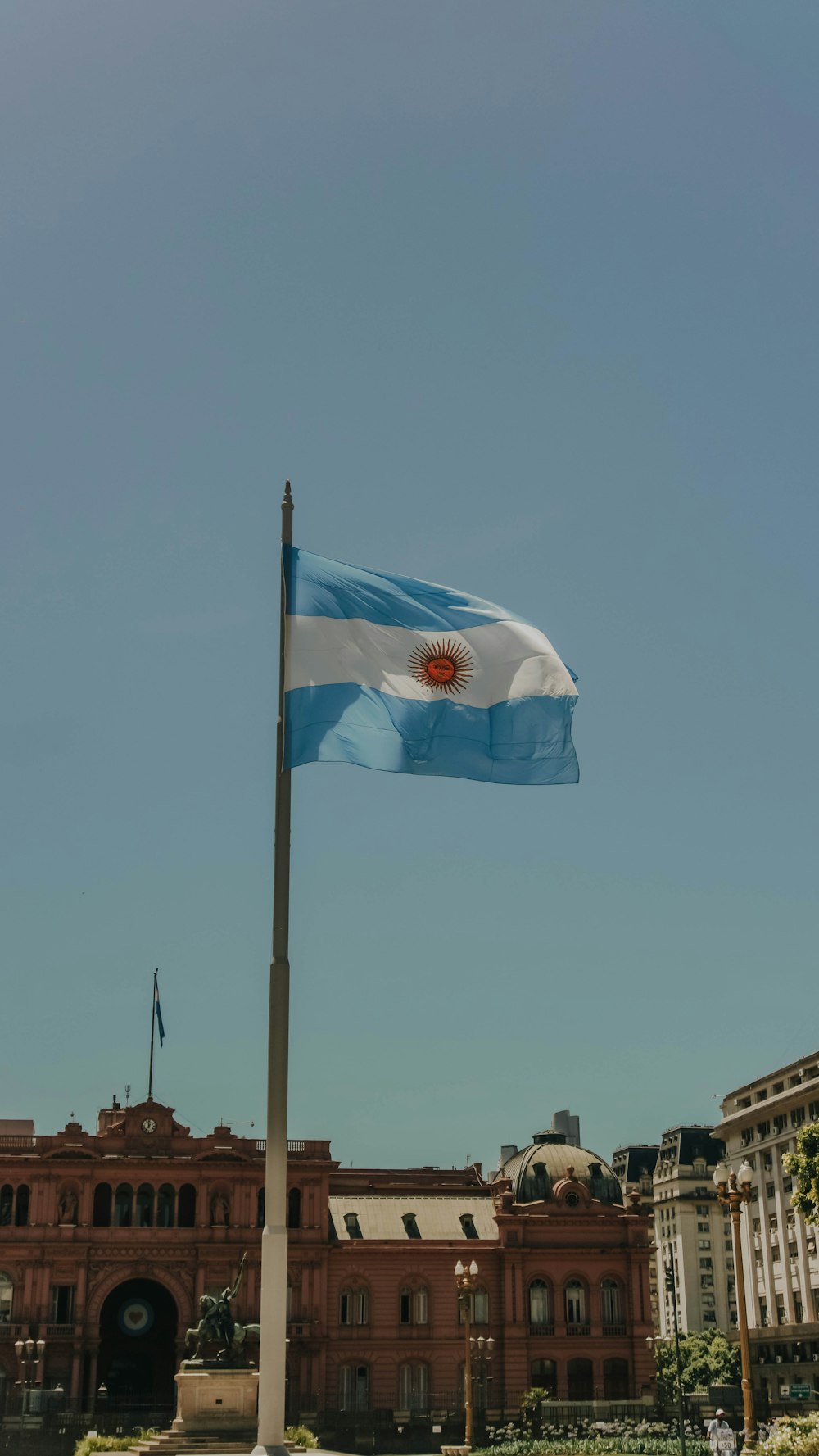 Drapeau blanc et bleu sur le mât pendant la journée