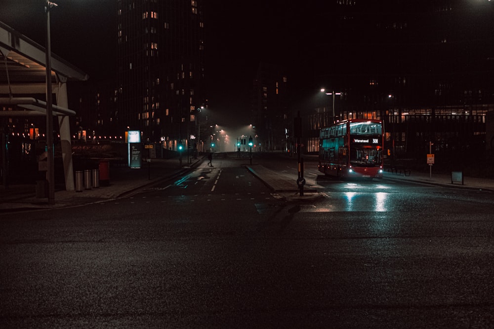 auto su strada durante le ore notturne