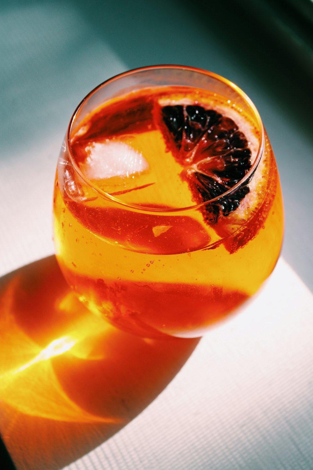 klares Trinkglas mit orangefarbener Flüssigkeit