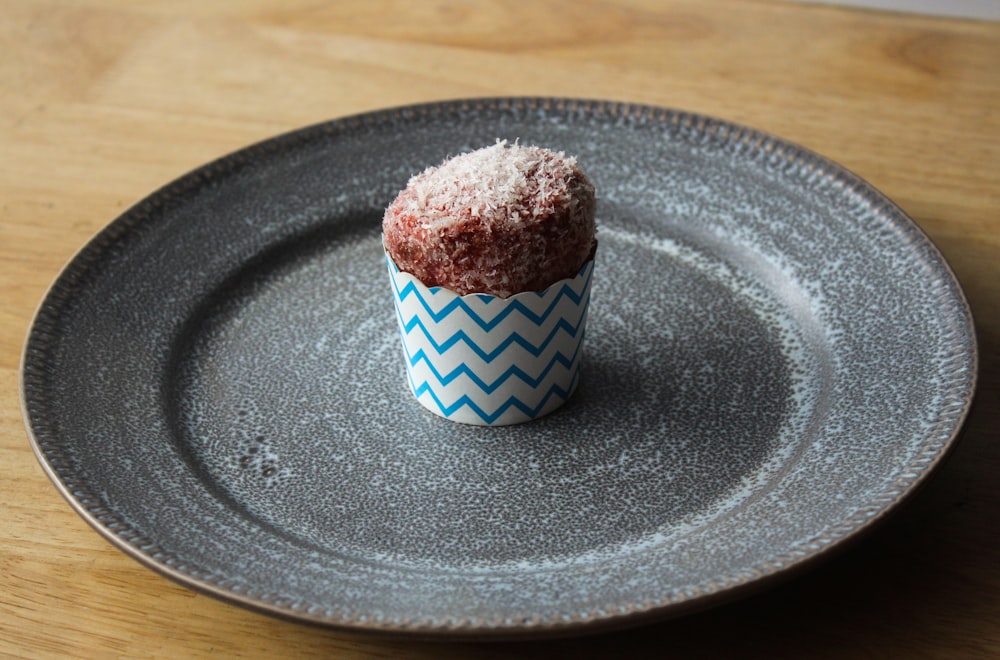 Cupcake au chocolat sur assiette ronde noire