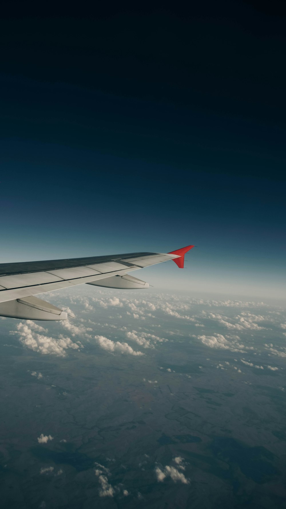 white and red airplane wing during daytime