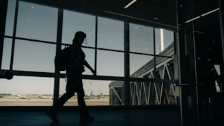 pessoa com mochila andando no aeroporto