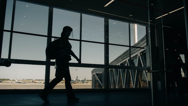 pessoa com mochila andando no aeroporto