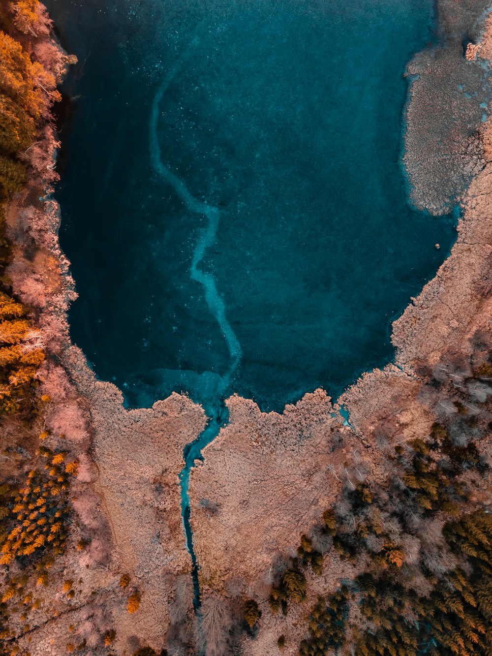 Vista aérea de un cuerpo de agua azul
