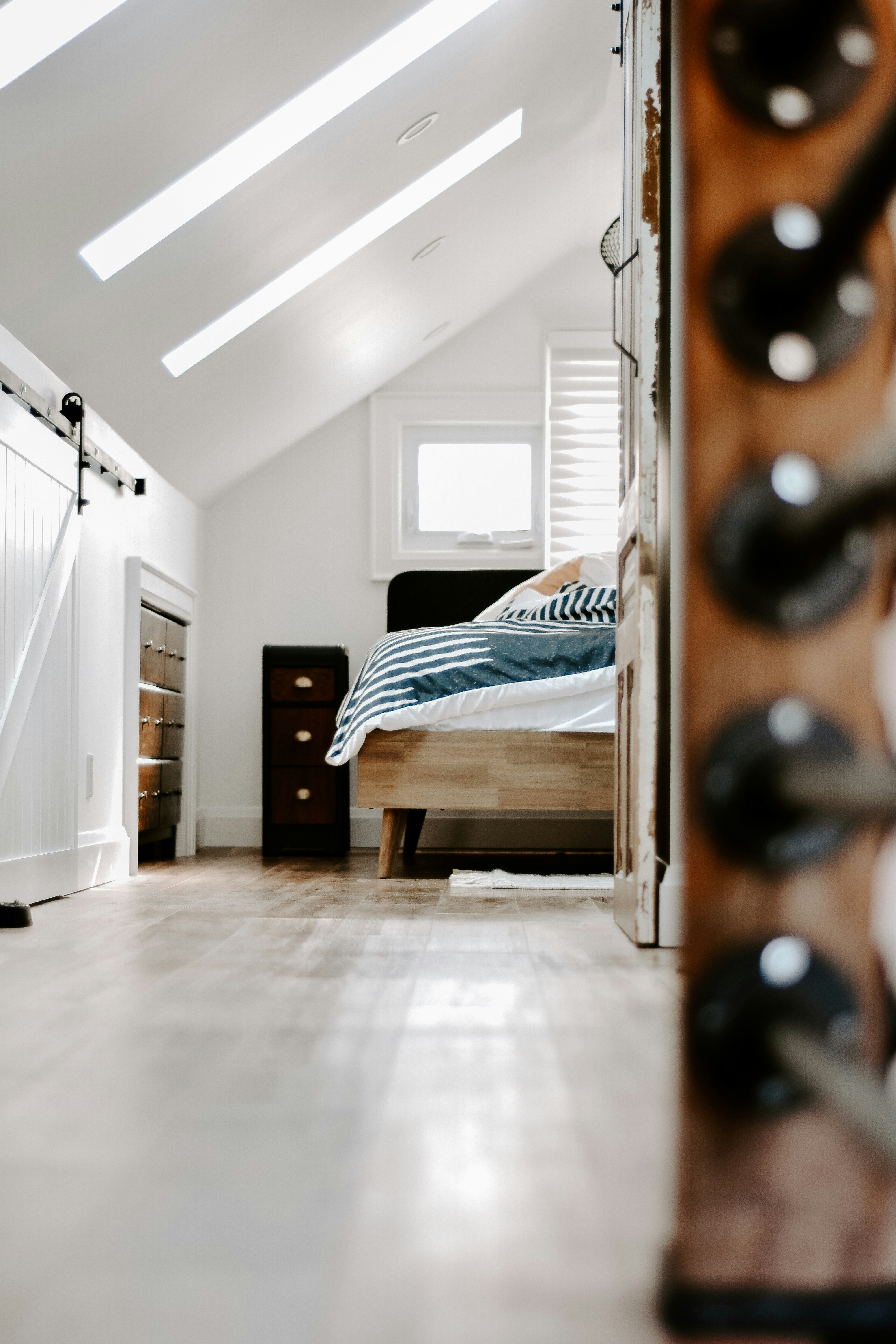 linge de lit blanc et bleu
