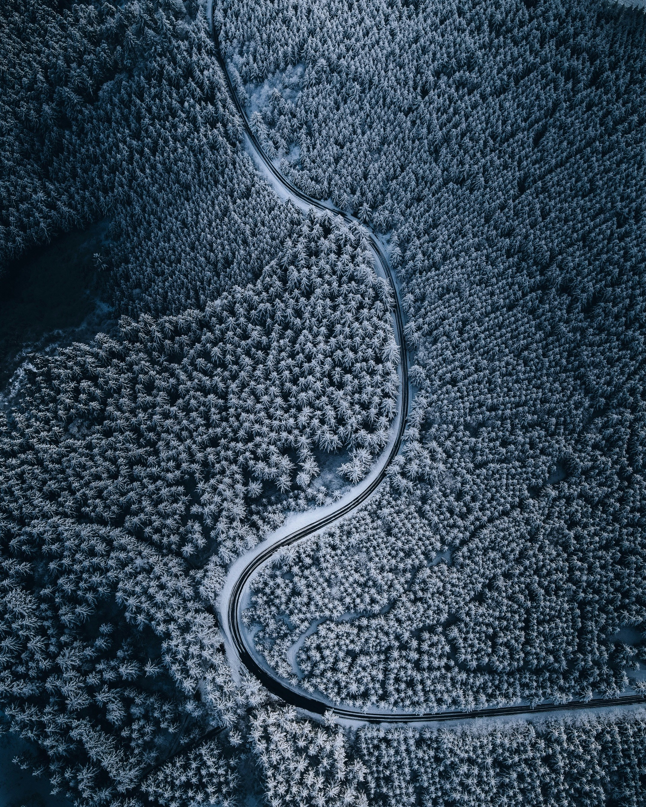 Vue aérienne de la route au milieu d’un sol enneigé