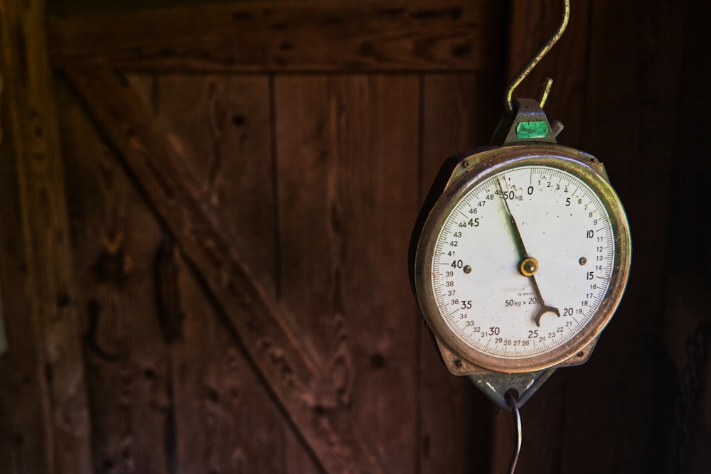 white and silver analog gauge