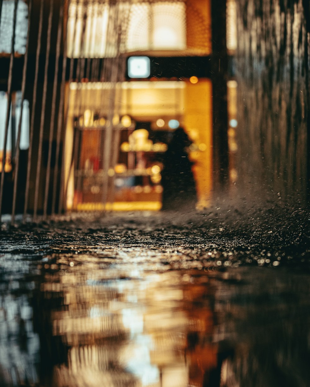 goccioline d'acqua sulla strada bagnata durante la notte