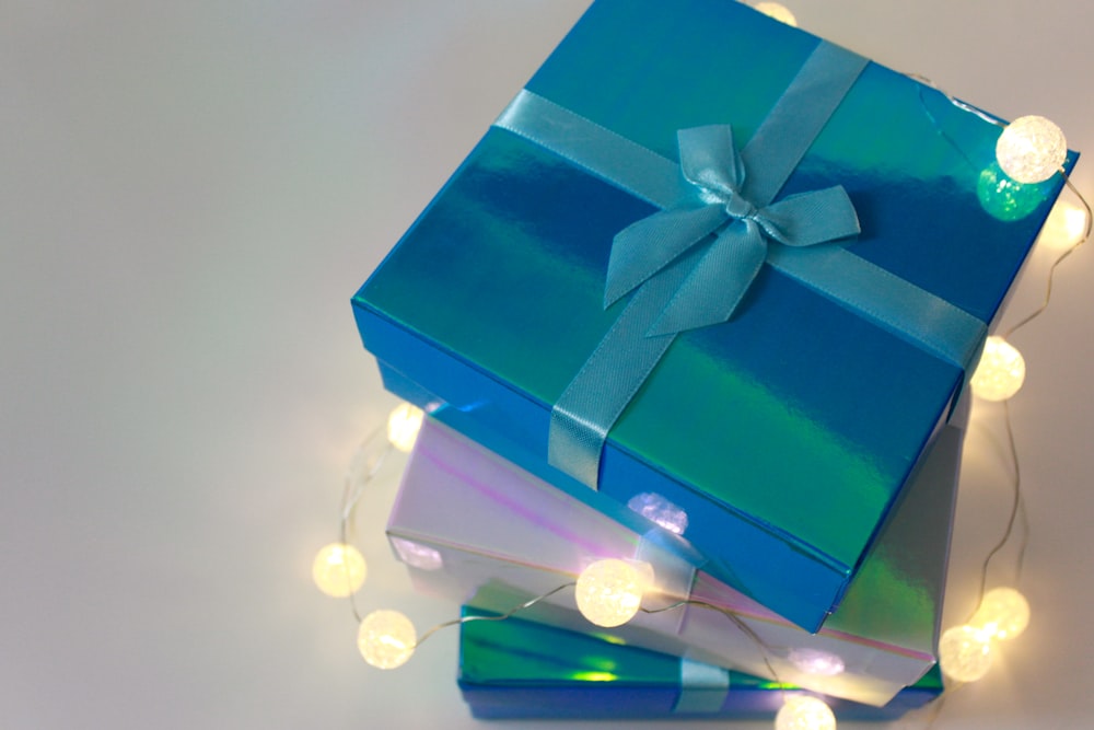 caixa de presente azul com fita branca