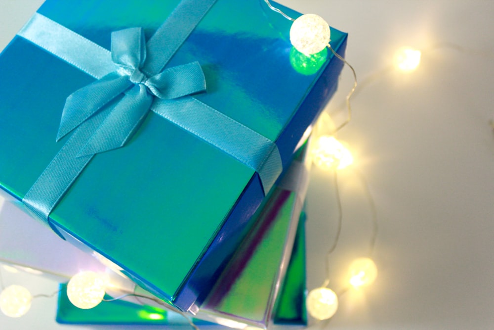 Boîte cadeau verte avec ruban blanc