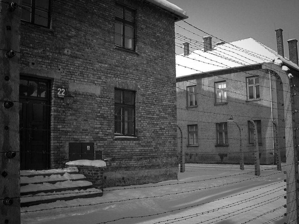 Foto in scala di grigi di un edificio in mattoni